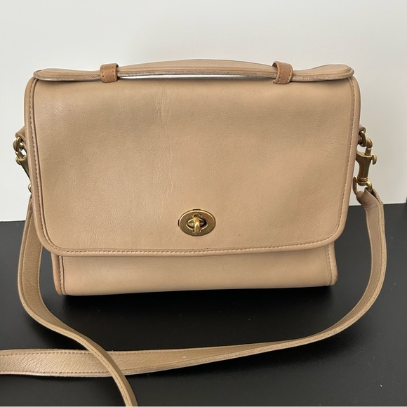 Vintage Coach Court Crossbody in Tan Leather - Picture 3 of 14